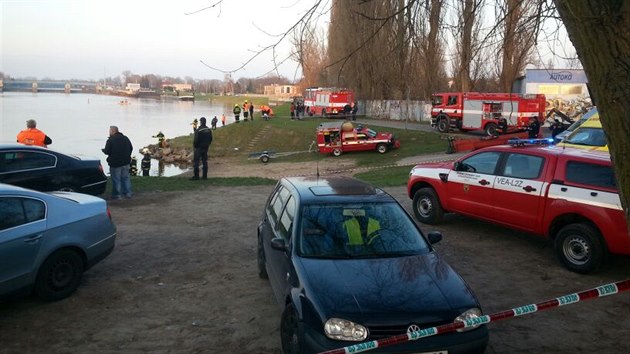 Hasii a policist ptraj v Labi v elkovicch u Prahy po mui, kter se pi plavn potopil pod vodu a ji se nevynoil. (8. dubna 2018)