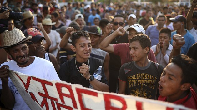 Zhruba tiscovka Stedoamerian se vydala na symbolick pochod k hranici Spojench stt. Sna se pr upozornit na utrpen migrant a piny jejich exodu. Takzvanou karavanu migrant tvo mui, eny a dti vtinou z Hondurasu. (3. dubna 2018)