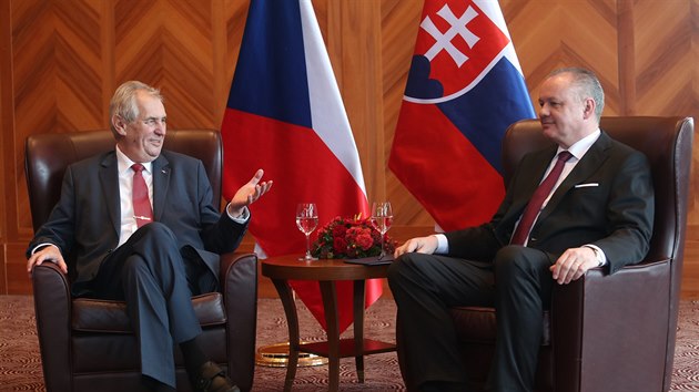 Prezident Zeman zah�jil ve Vysok�ch Tatr�ch ofici�ln� ��st n�v�t�vy Slovenska, na �trbsk�m plese se setkal se slovensk�m prezidentem Kiskou. (5. dubna 2018)