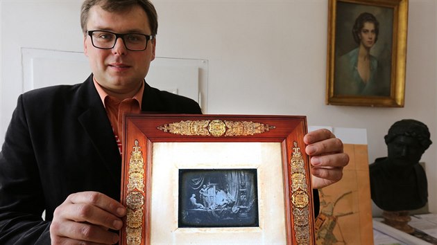Kynžvartský kastelán Ondřej Cink s kynžvartskou daguerrotypií, jedinou památkou UNESCO v Karlovarském kraji (9. 4. 2018)