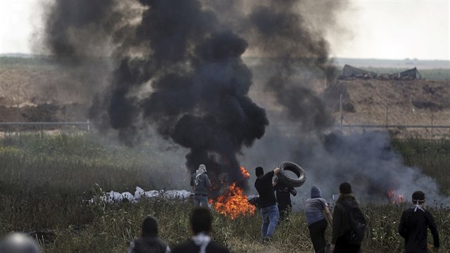 ern kou stoup z hocch pneumatik, kter Palestinci pl v hraninm psmu Gazy. (6. dubna 2018)