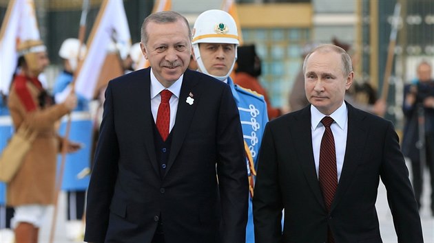 Turkish President Erdogan and his Russian counterpart Putin review a guard of honour during a welcoming ceremony at the Presidential Palace in Ankara
