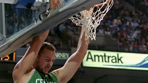 Dino Radja z Boston Celtics vis za obrouku, bude uveden do basketbalov Sn slvy.