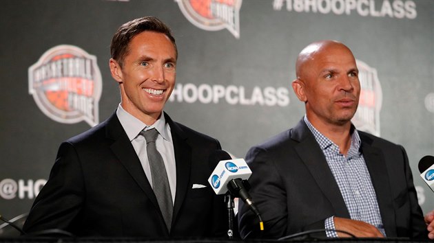 Bval hri NBA Steve Nash (vlevo) a Jason Kidd budou uvedeni do basketbalov Sn slvy.