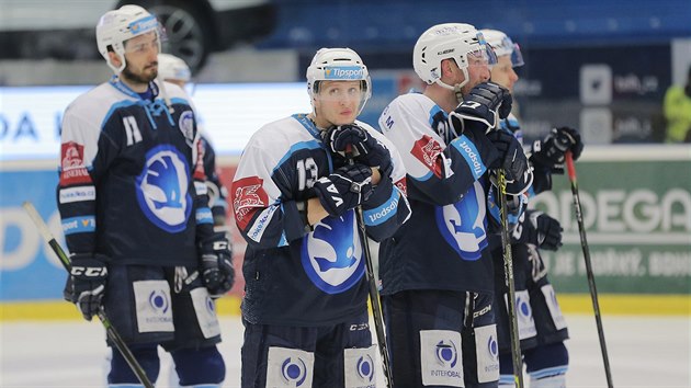 Zklamání plzeňských hokejistů po semifinálové prohře s Kometou, v popředí Jan Schleiss.