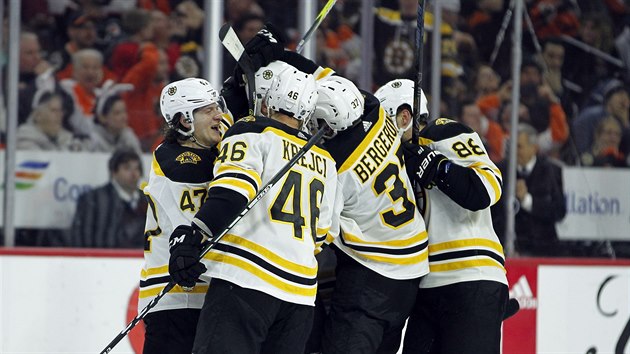 Boston Bruins se raduj z vyrovnn ti vteiny ped koncem proti Philadelphia Flyers