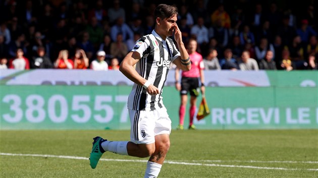 Paulo Dybala (Juventus) slav jednu ze svch branek proti Beneventu.