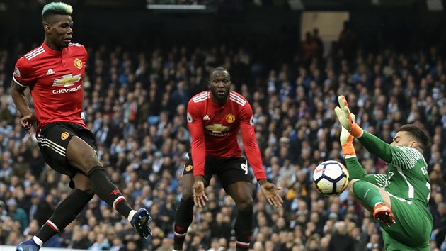 Paul Pogba z Manchesteru United (vlevo) střílí jeden ze svých gólů do sítě Manchesteru City, akci přihlíží Romelu Lukaku.