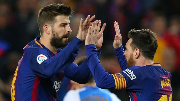 Gerard Piqu (vlevo) a Lionel Messi slav branku Barcelony.