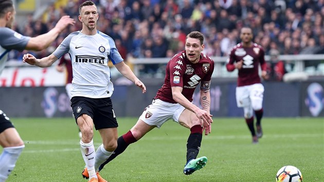 Andrea Belotti z Turna (vpravo) a Ivan Perii z Interu Miln pel za mem.