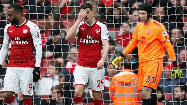 Fotbalisté Arsenalu v čele s Petrem Čechem (vpravo) neskrývají rozpaky po úspěšné akci Southamptonu.