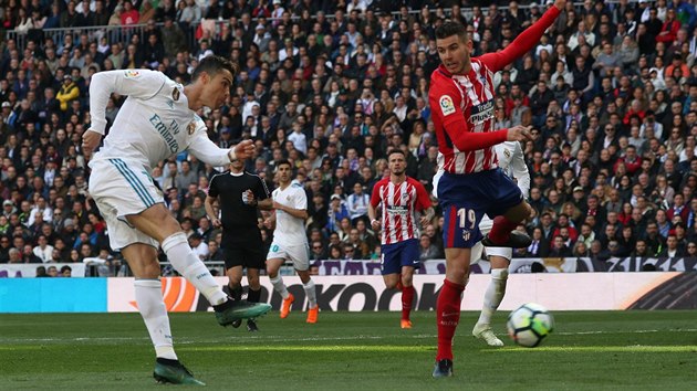 Cristiano Ronaldo z Realu (vlevo) střílí branku v utkání španělské ligy proti Atléticu.