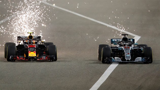 Lewis Hamilton ze stje Mercedes (vpravo) a Max Verstappen z Red Bullu enou sv formule po okruhu v Bahrajnu tak rychle, a jim od kol ltaj jiskry.