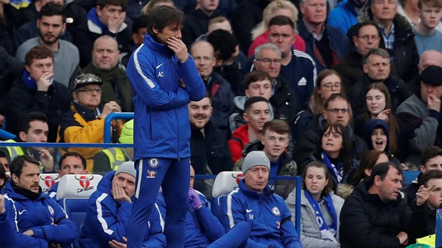 Zaduman trenr Chelsea Antonio Conte bhem utkn s West Hamem