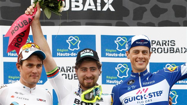 Nejrychlej ti cyklist zvodu Pa-Roubaix: vtz Peter Sagan ze Slovenska (uprosted), druh Silvan Dillier ze vcarska (vlevo) a tet Niki Terpstra z Nizozemska.