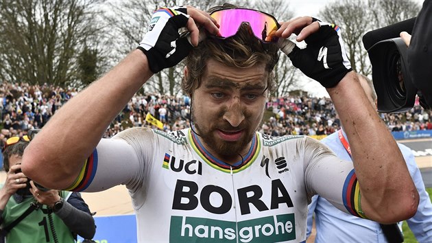 Zablcen, udchan, ale nejrychlej. Peter Sagan bezprostedn po spnm dojezdu zvodu Pa-Roubaix.