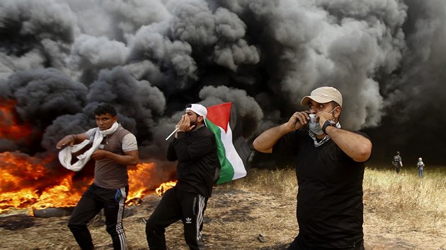 Protestujc Palestinci na hranicch Psma Gazy (6. dubna 2018).