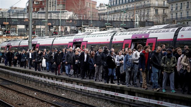 Dostat se do vlaku je dobrodružné. Úleva přichází na pařížské stanici Saint-Lazare. (3.4.2018)