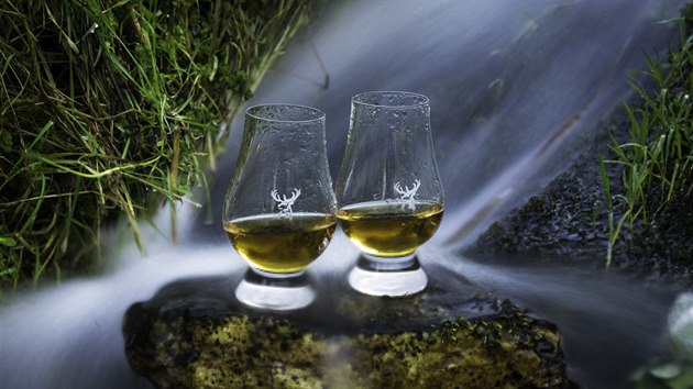 Ve skotské whisky ucítíte i kouř z pálené rašeliny.