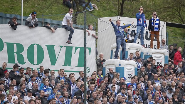 Fanouci Banku Ostrava na vjezdu ve Zln