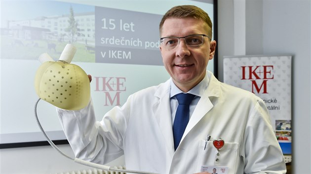 Pednosta Kliniky kardiovaskulrn chirurgie IKEM Ivan Netuka pedstavil biokompatibiln uml srdce (4. dubna 2018).