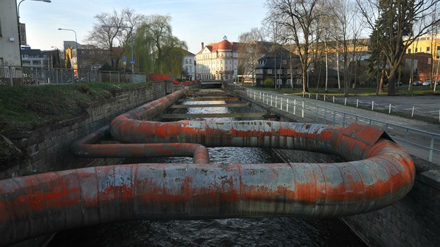 Libereck teplrna pipravila modernizaci zastaralho parovodu. Projekt pot se zachovnm nadzemnho veden od Londnsk ulice do Pavlovic, z centra msta ale trubky zmiz. Budou zakopny do zem. Na snmku je parovod u krajskho adu.