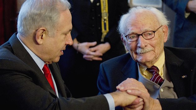 Izraelsk premir Benjamin Netanjahu (vlevo) vyznamenal Johana van Hulsta za zchranu vce ne 600 idovskch dt. (19. ledna 2012)