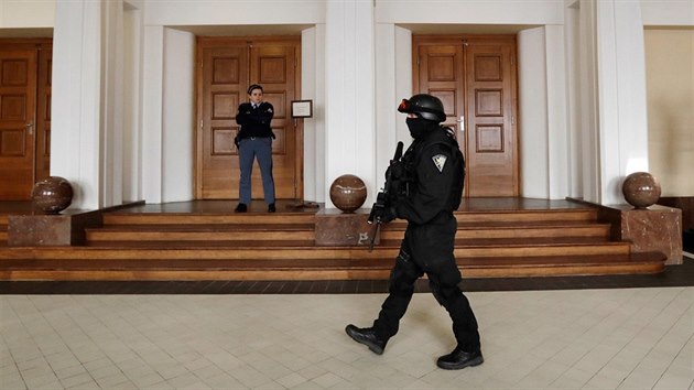 Bhem slyen zadrenho ruskho hackera Jevgenije Nikulina byli v budov soudu ptomn tce ozbrojen policist. (24. listopadu 2017)
