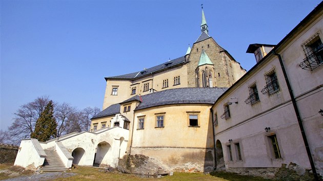Dům na Horním náměstí č. 7 (vpravo) pod hrad Šternberk