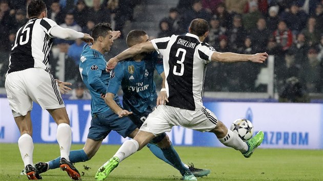 Cristiano Ronaldo (druhý zleva) špičkou kopačky střílí úvodní branku čtvrtfinálového zápasu Ligy mistrů mezi Juventusem a Realem Madrid.
