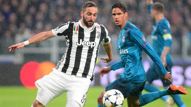 tonk Juventusu Gonzalo Higuan kontroluje m v zpase Ligy mistr s Realem Madrid.