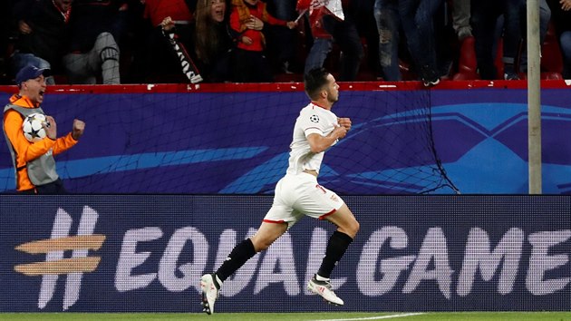 Fotbalista Sevilly Pablo Sarabia se raduje v utkání Ligy mistrů ze vstřeleného gólu proti Bayernu Mnichov.