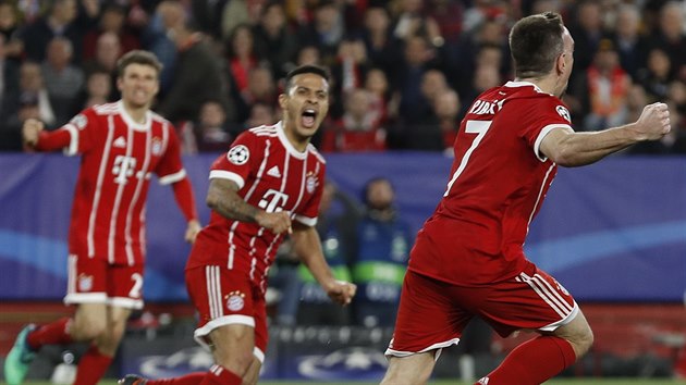 Radost hráčů Bayernu Mnichov, kteří proti Seville vyrovnali ve čtvrtfinálovém utkání Ligy mistrů díky vlastnímu gólu soupeře.