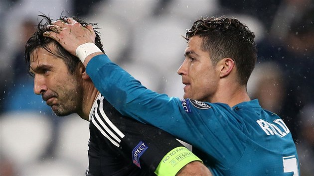 Gianluigi Buffon s Cristianem Ronaldem. Vtzem minisouboje ve tvrtfinle Ligy mistr byl proti italskmu branki opt portugalsk tonk. Vstelil dva gly.