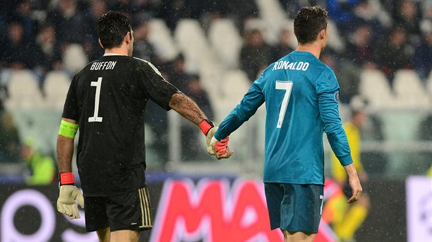 Brankář Juventusu Gianluigi Buffon a útočník Realu Madrid Cristiano Ronaldo po vzájemném utkání Ligy mistrů.