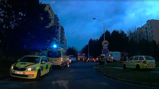 est jednotek hasi vyrazilo v nedli ped pl estou rno k poru bytu v brnnsk Bystrci (1. dubna 2018).