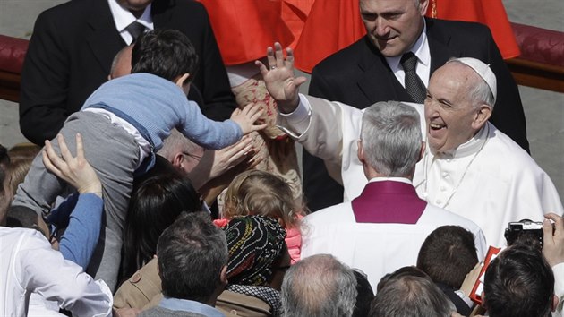 Papež František se na Svatopetrském náměstí ve Vatikánu zdraví s věřícími.