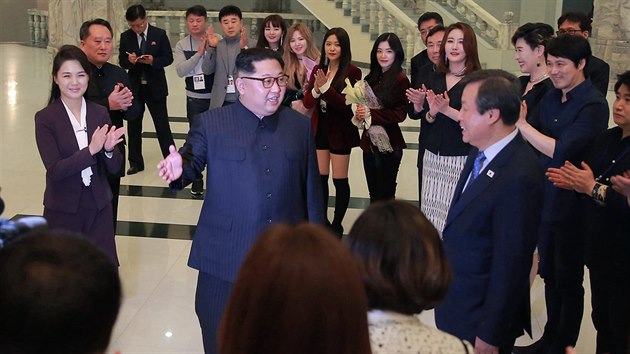 Severokorejský vůdce Kim Čong-un při setkání s jihokorejskými hudebníky
