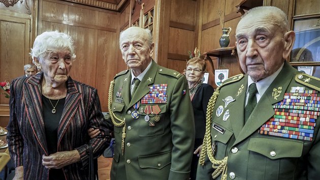 Rostislav Stehlík (uprostřed) s manželkou Ninou, manželé jsou už 68 let, a kamarádem Václavem Kuchynkou.