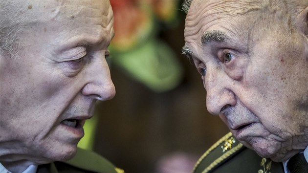Váleční veteráni vzpomínají. Vlevo devadesátiletý Rostislav Stehlík, vpravo ještě o tři roky starší Václav Kuchynka.