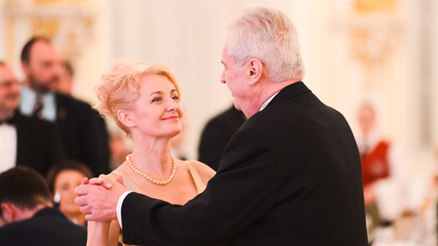 Veronika Žilková tancí na plese na Pražském Hradě s prezidentem Milošem Zemanem.