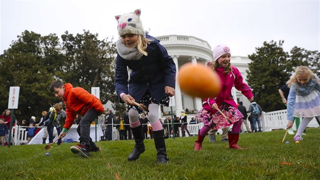 SPOJEN� ST�TY. Mal� Ameri�an� p�ed B�l�m domem z�vod� v odstrk�v�n�...