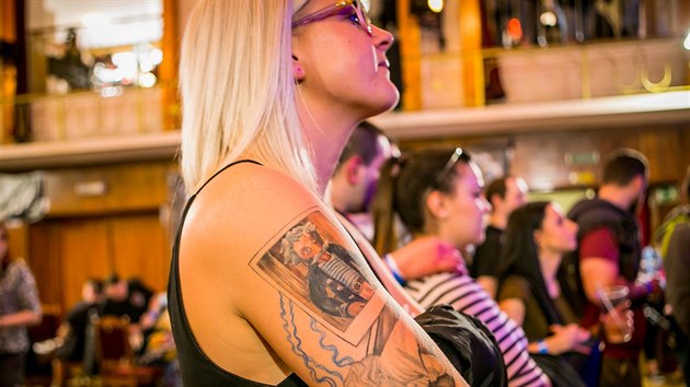 Patnáctý ročník Tattoo Jamu přilákal v sobotu do strakonického kulturního domu stovky lidí, kteří se zajímají o tetování.