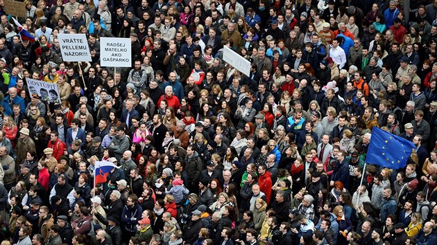 Lidé v Bratislavě protestují v reakci na vraždu investigativního novináře Jána Kuciaka a jeho snoubenky Martiny Kušnírové (5. dubna 2018).