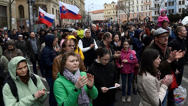 Lid v Bratislav protestuj v reakci na vradu investigativnho novine Jna Kuciaka a jeho snoubenky Martiny Kunrov. (5. dubna 2018)