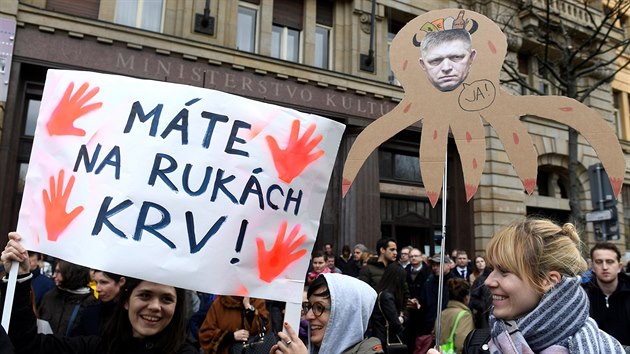 Lidé v Bratislavě protestují v reakci na vraždu investigativního novináře Jána Kuciaka a jeho snoubenky Martiny Kušnírové. (5. dubna 2018)