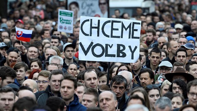Lid v Bratislav protestuj v reakci na vradu investigativnho novine Jna Kuciaka a jeho snoubenky Martiny Kunrov. (5. dubna 2018)