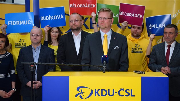 Pedseda KDU-SL Pavel Blobrdek a f lidovc Jan Bartoek s kandidty za kesansk demokraty do sentnch voleb