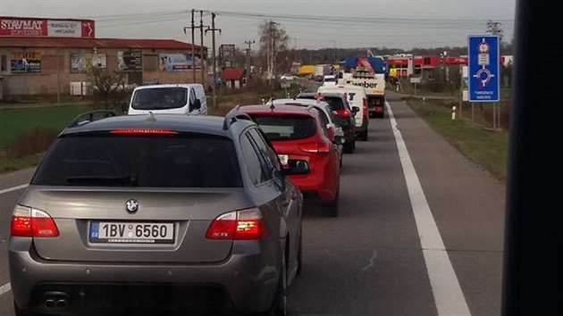 V Břeclavi kvůli uzavírkám a opravám vznikla v úterý ráno obří dopravní zácpa.