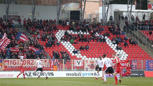 Tribuny brnnskho stadionu pi sobotnm zpase Zbrojovky s Karvinou. Zatmco oficiln daj uvdl 3 093 divk, MF DNES jich napotala necelch 1 700. Mezi snmky chyb sektor host, ve kterm vak nebyly vc ne pt destek fanouk.